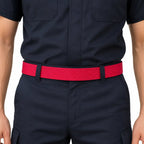 Cinto Para Calça Vermelho largo vibrante com fivelas simples em uniforme azul escuro