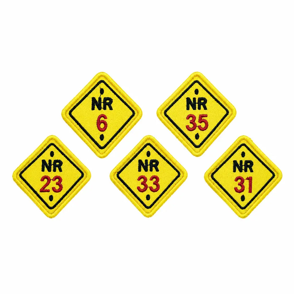 Conjunto de cinco emblemas losango amarelos com NR e números vermelhos