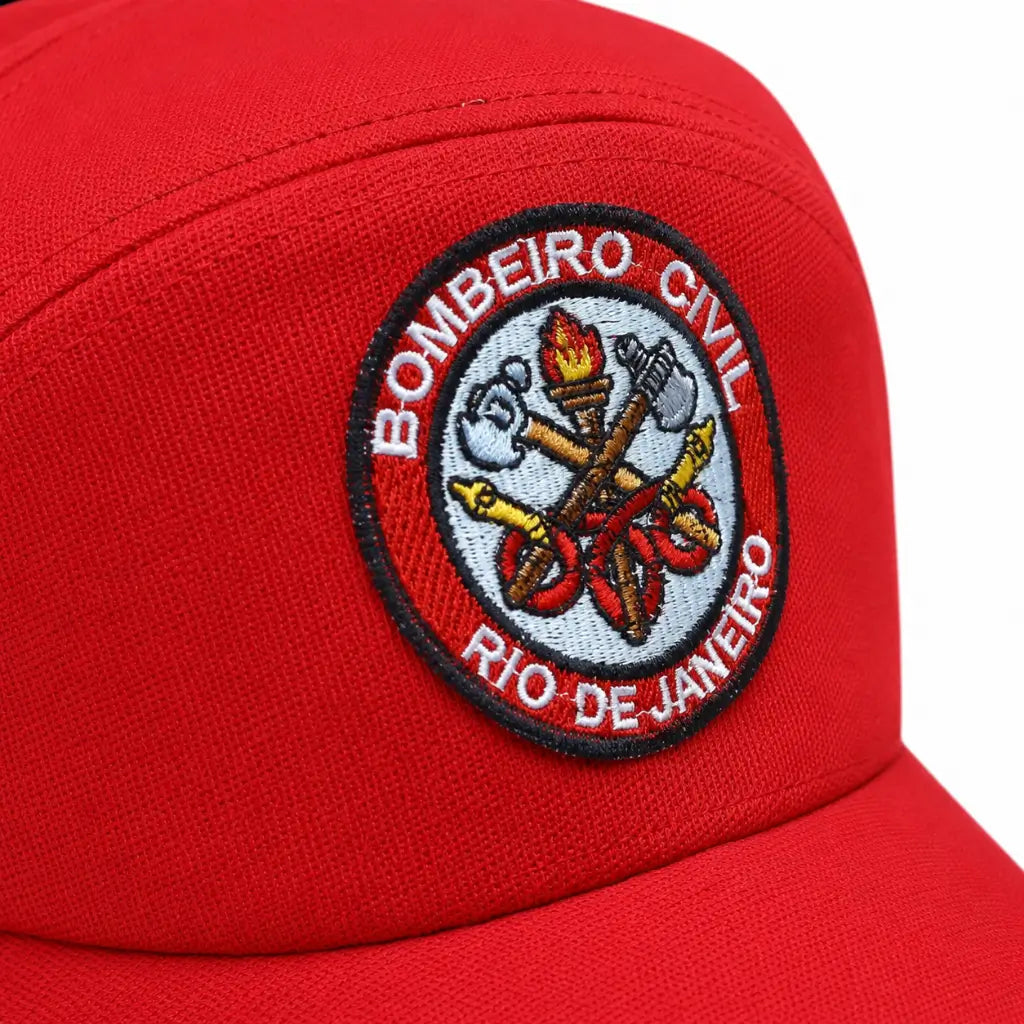 Boné vermelho com emblema circular branco, BOMBEIRO CIVIL Rio de Janeiro