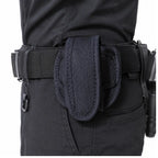 Cinturão preto com bolsa azul-escura e porta-armas visível