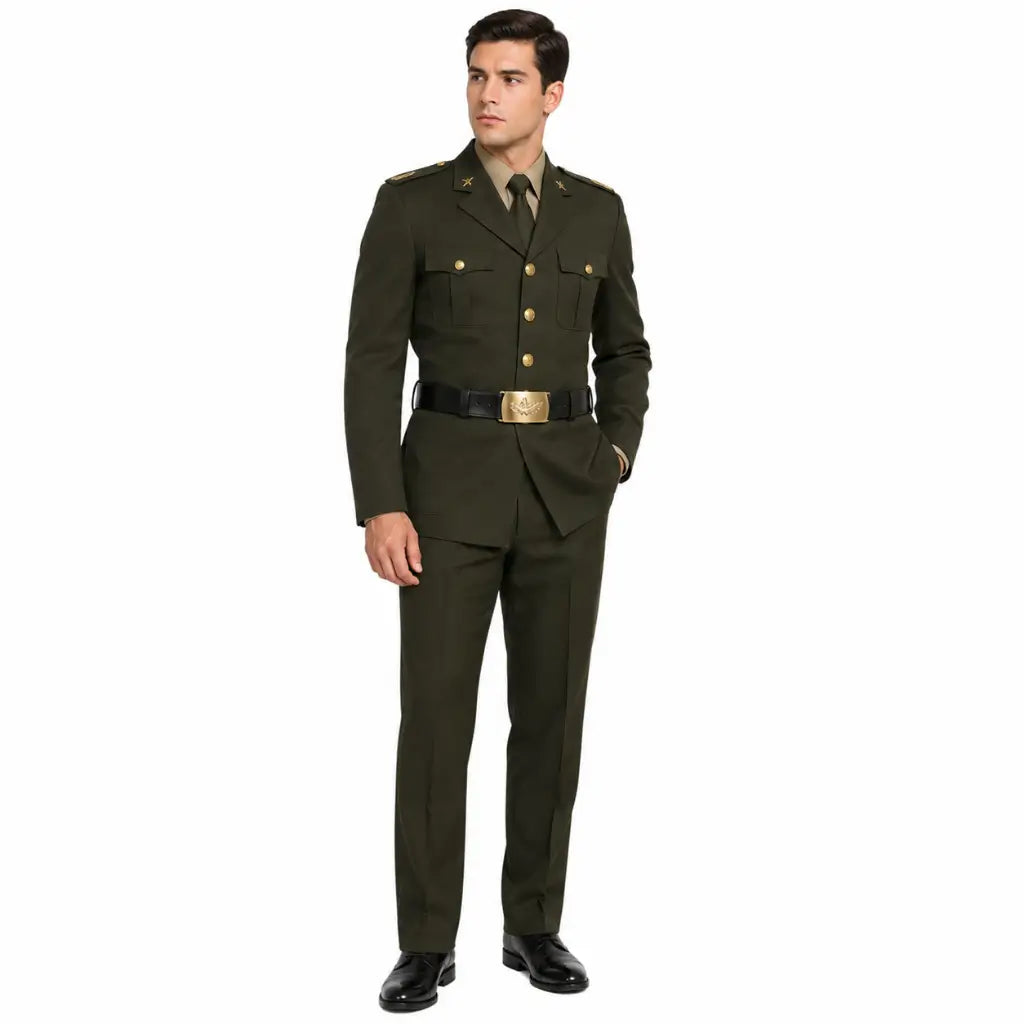 Homem com uniforme militar verde-escuro e cinto preto com Fivela Latão Dourada Intendência Uniforme Marinha