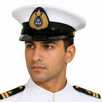 Homem em uniforme naval branco, boné com âncora dourada e folhas de louro
