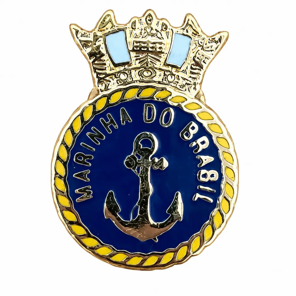 Emblema circular azul com âncora prateada, corda amarela e coroa no topo