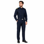 Homem em uniforme azul-escuro com ombros adornados por epaulettes, três listras douradas, gravata preta