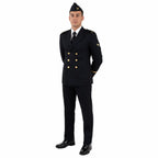 Jovem militar em uniforme azul-escuro com insígnias douradas e chapéu