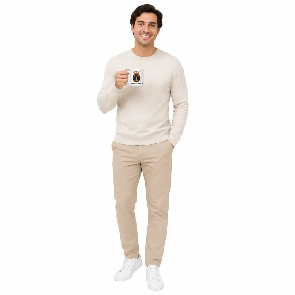 Jovem sorridente segurando Caneca Louca Marinha Do Brasil Coroa com emblema azul