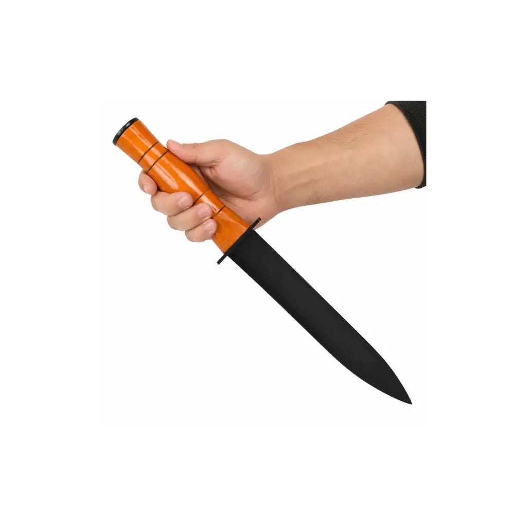 Mão segurando a Faca Belica MK2 com lâmina negra longa e cabo laranja