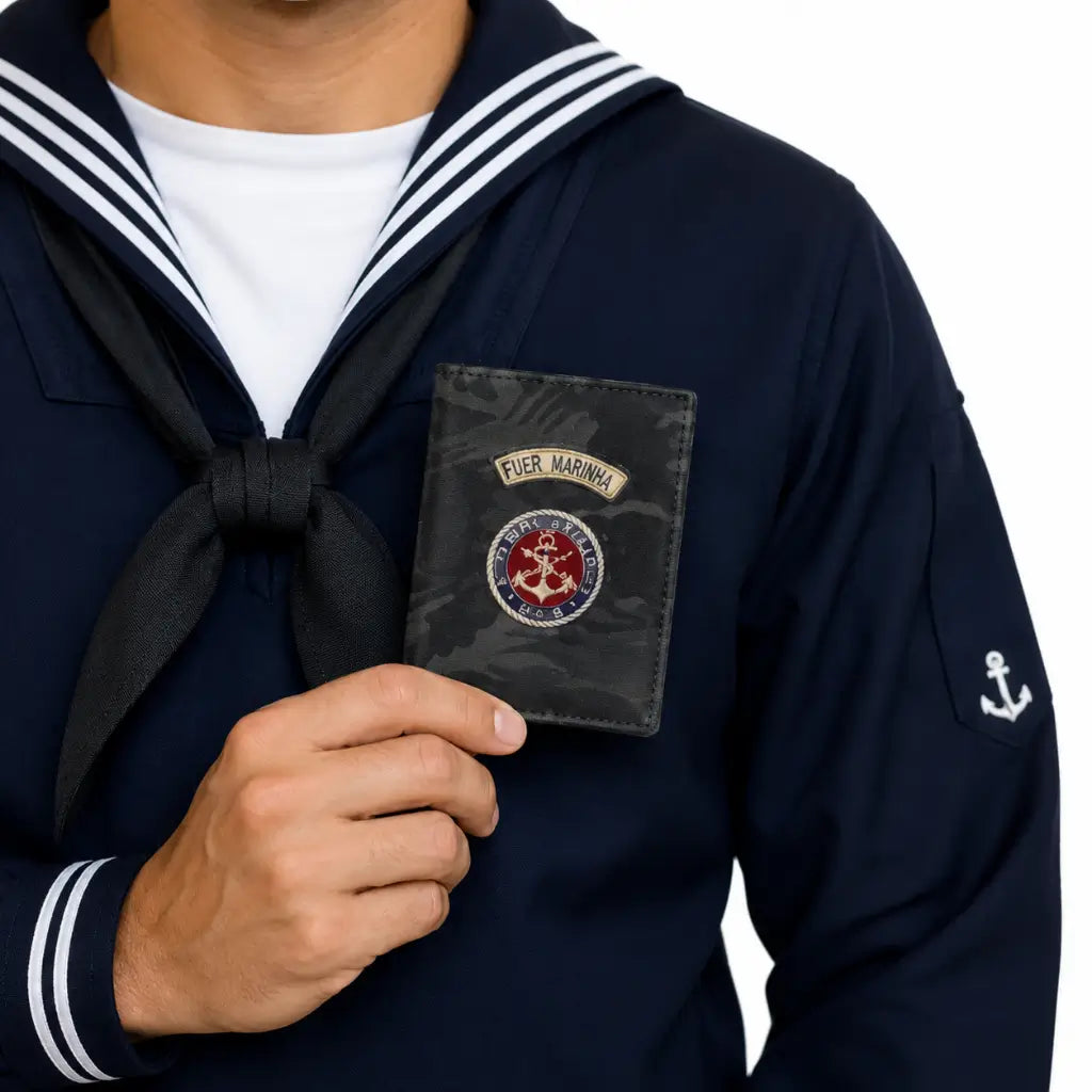 Carteira Naval Camuflada camuflada em mãos com emblema âncora e FUER MARINHA