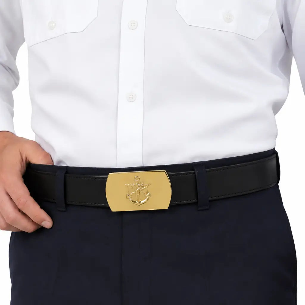 Homem em uniforme com cinto preto e Fivela Latão Dourada Fuzileiro Naval Uniforme Marinha âncora dourada