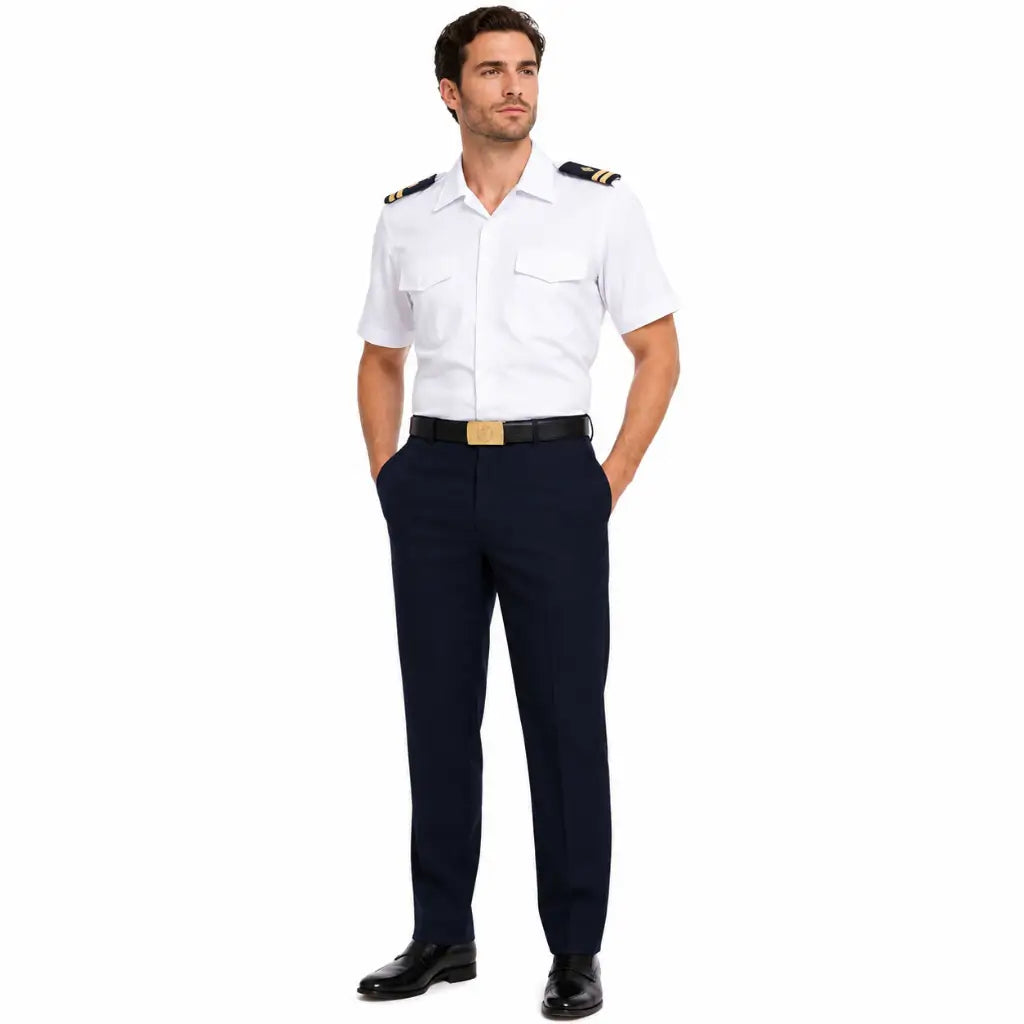 Homem em uniforme de piloto com cinto preto exibindo Fivela Latão Dourada Capitania Uniforme Marinha