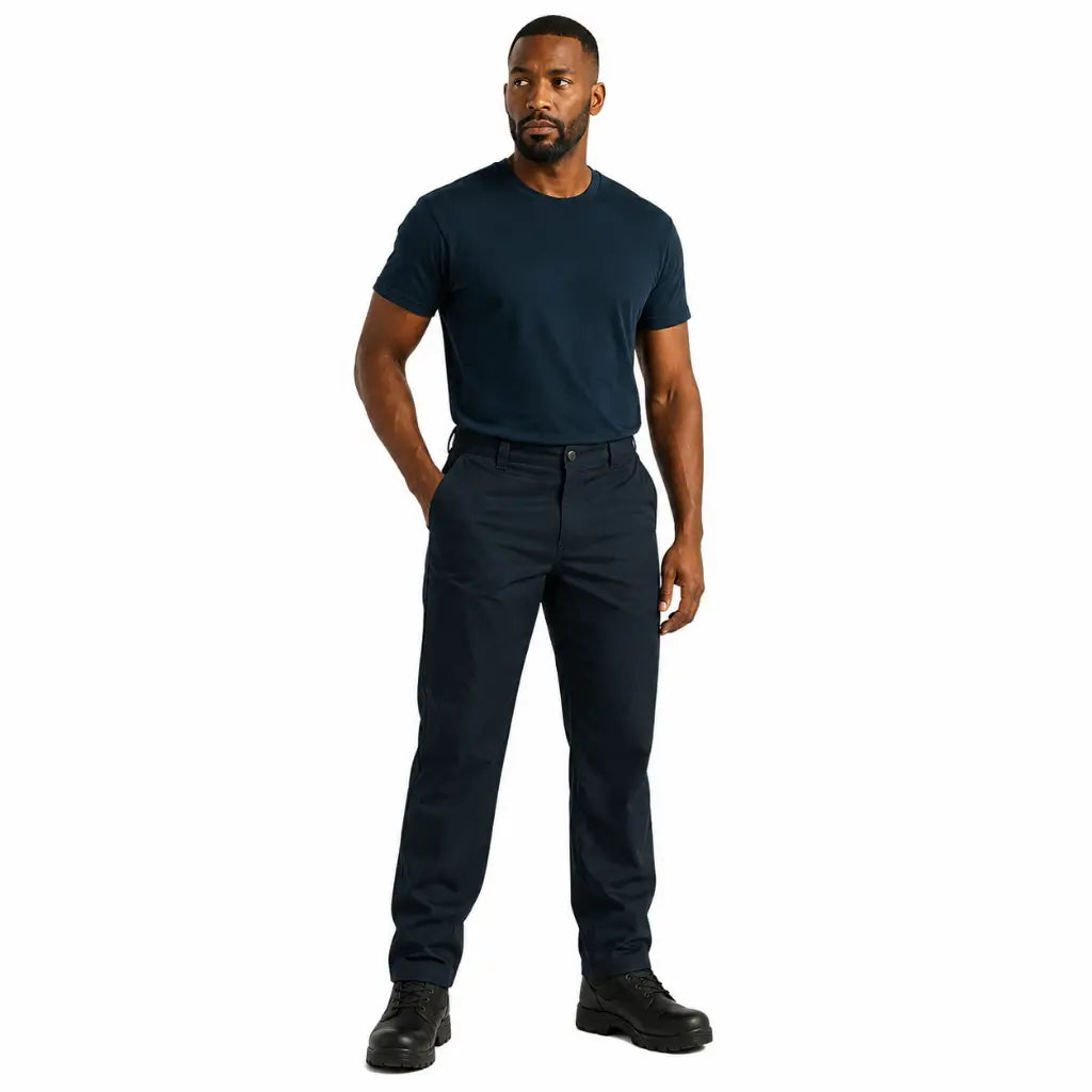 Calça Operativo Op3 Pa Premium azul-marinho usada por homem em pé com botas pretas