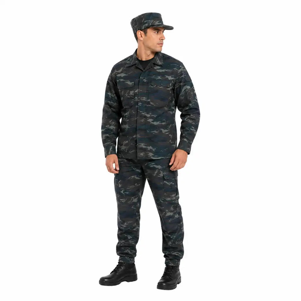Homem em uniforme camuflado azul e cinza, boné combinando, botas pretas.
