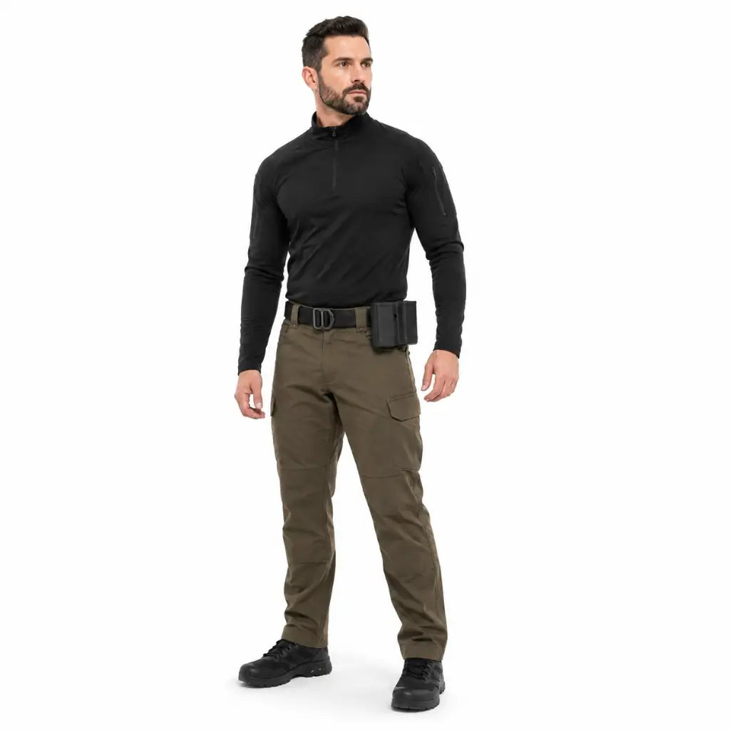 Homem de calça cargo verde oliva com Belica porta carregador duplo passador preto na lateral da cintura