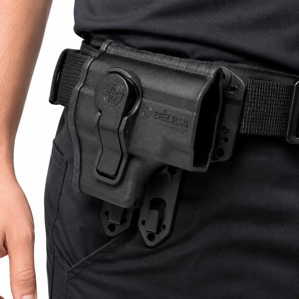 Coldre Bélica Eagle Fit Molle preto na cintura, fecho de retenção e logotipo BÉLICA