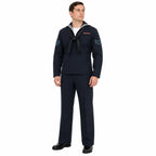 Jovem em uniforme naval azul-marinho com gravata preta e insígnias