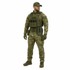 Soldado em camuflagem verde e marrom com colete tático