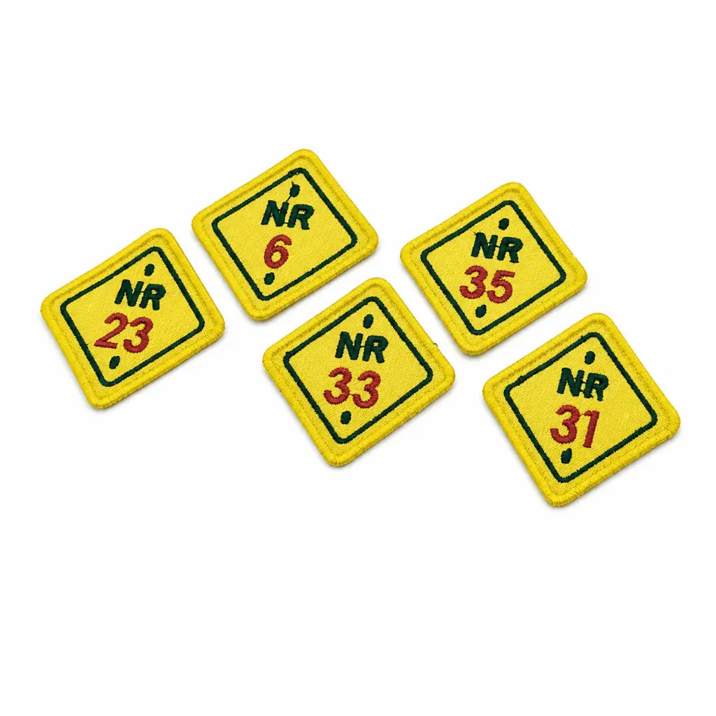 Cinco patches bordados amarelos com NR e números 6, 23, 31, 33 e 35