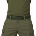 Cinto Para Calça Verde texturizado verde escuro em calça cargo verde-oliva