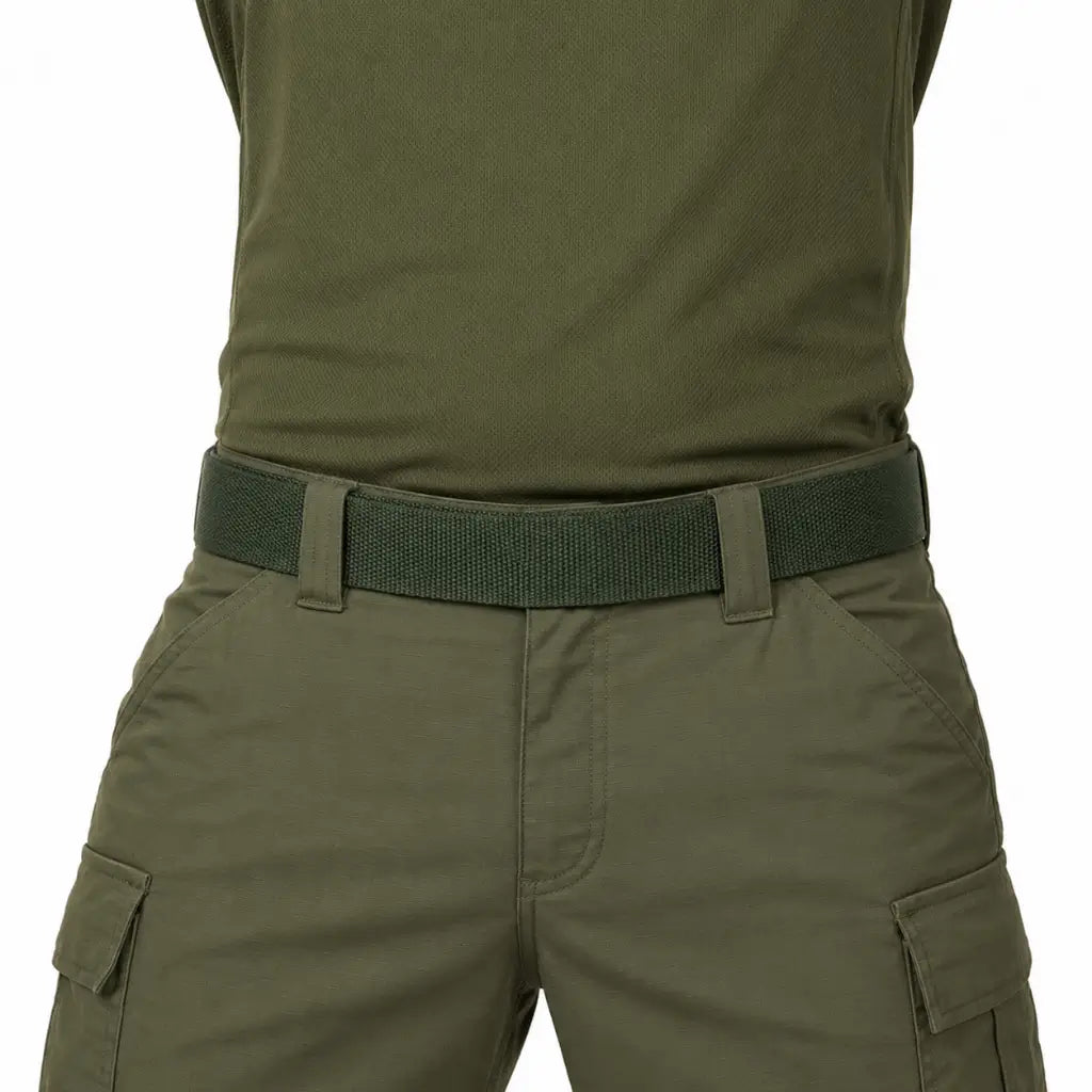 Cinto Para Calça Verde texturizado verde escuro em calça cargo verde-oliva