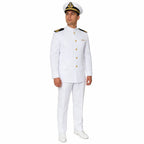 Oficial naval em uniforme branco com paletó, botões dourados, quepe com emblema