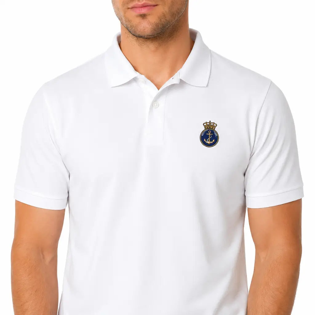 Homem sério usando Camisa Polo Branca Bordada Marinha do Brasil com âncora e coroa no peito