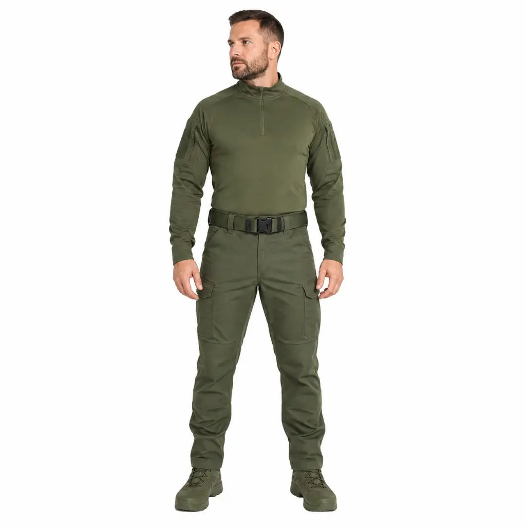 Homem em uniforme tático verde-oliva com Cinto Tático Na Blackhawk Verde na cintura
