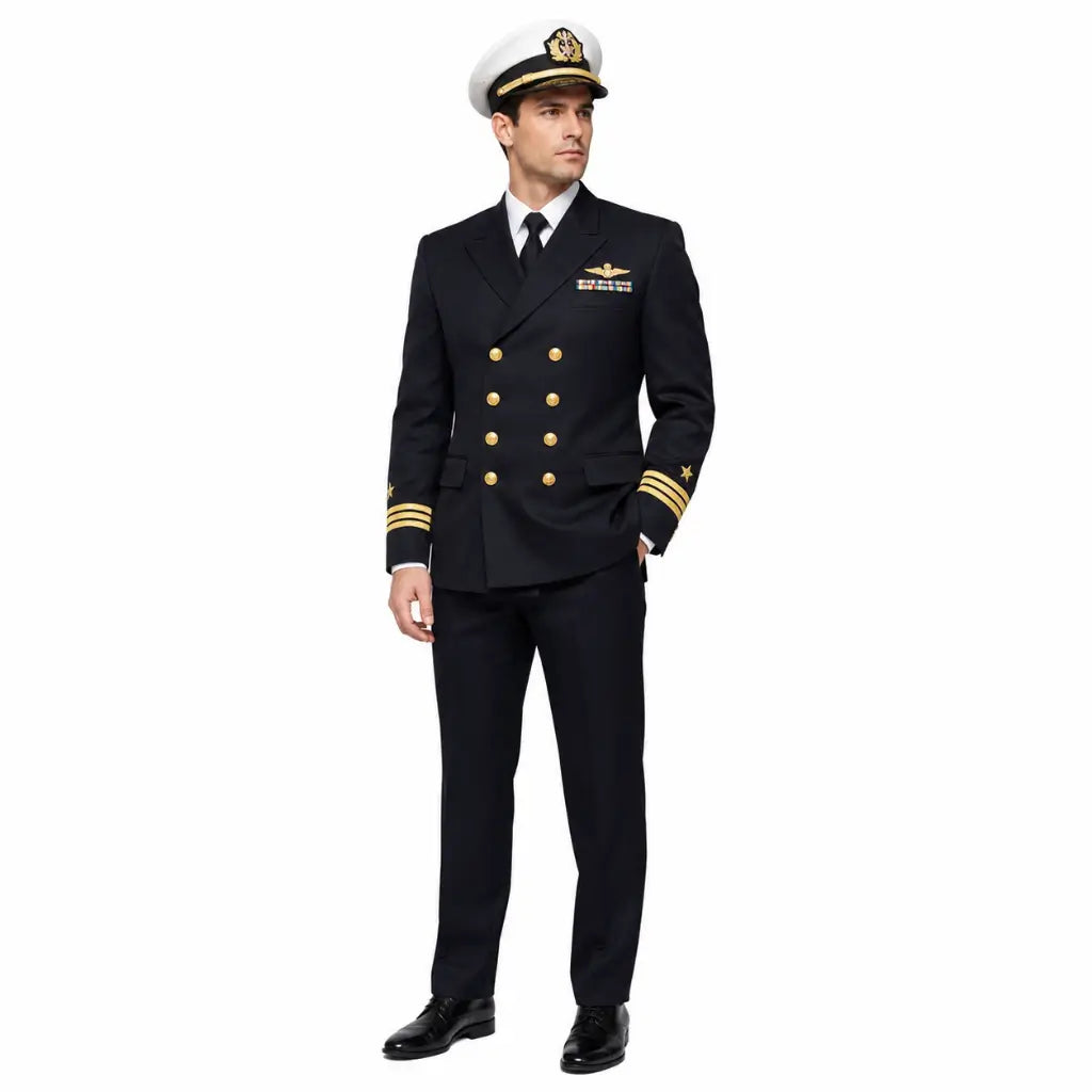 Homem com uniforme azul-marinho da Marinha do Brasil e botões dourados 20 mm