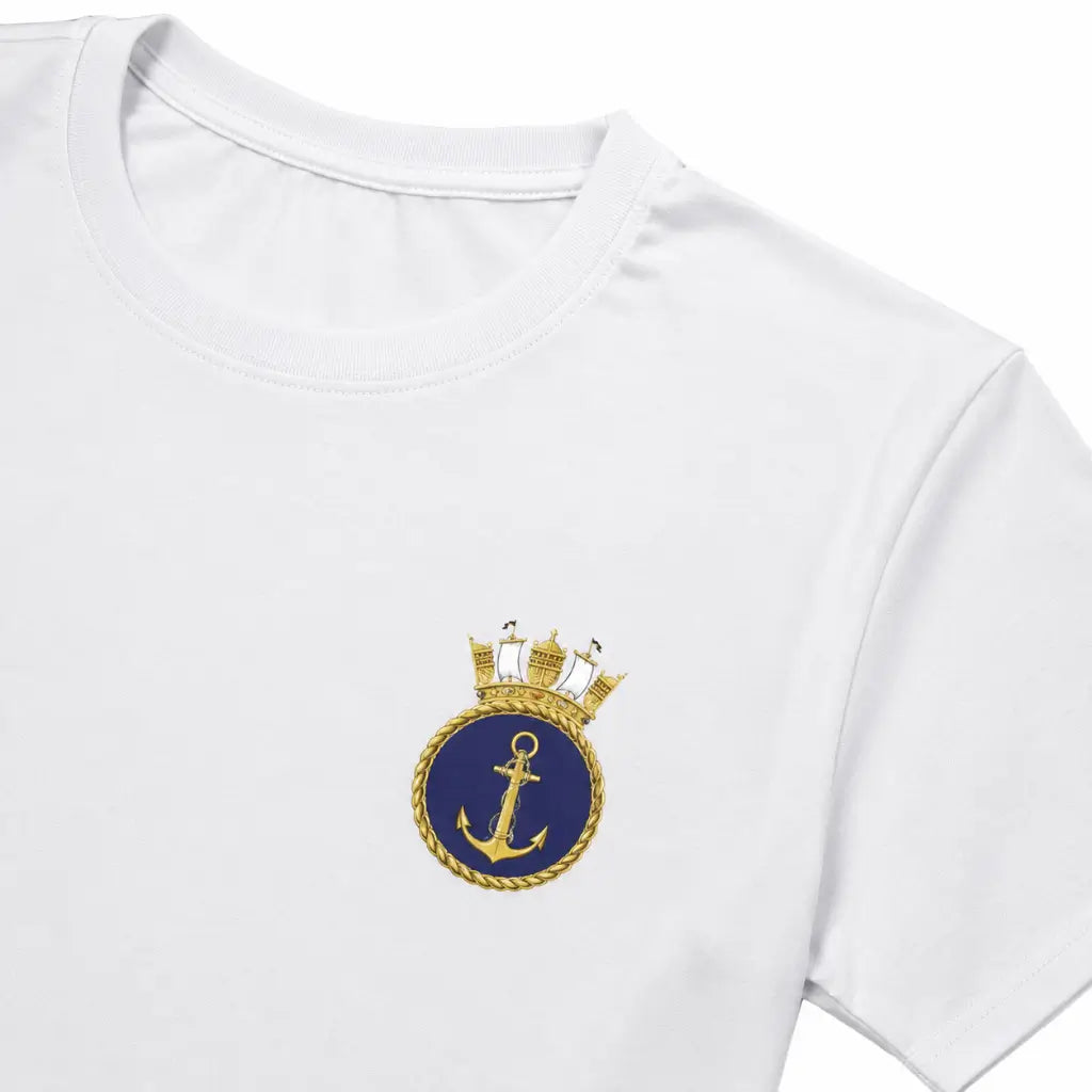 Detalhe da Camisa Dryfit Branca Sublimada Marinha com emblema bordado de âncora dourada