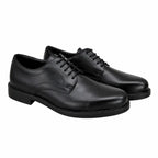 Par de sapatos sociais pretos de couro com bico alongado e cadarços