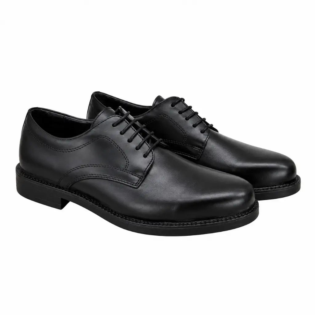 Par de sapatos sociais pretos de couro com bico alongado e cadarços