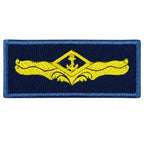 Emblema retangular azul-escuro com âncora amarela entre asas dentro de losango