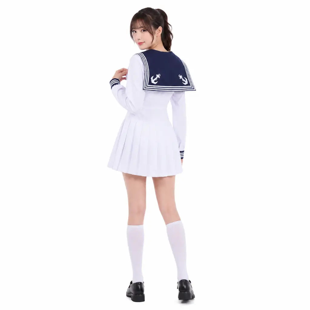 Jovem modelo em vestido branco, gola azul marinho com âncoras, visto de perfil