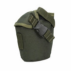 Bolsa verde oliva com aba ajustável, fivela plástica lateral e detalhe retângulo à esquerda