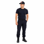 Homem em uniforme escuro usando boné preto com emblema frontal