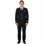Jovem em uniforme azul-escuro com seis botões dourados, ombros ornamentados e gravata preta