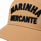 Boné bege com textura listrada, visor curvado e bordado Marinha Mercante preto