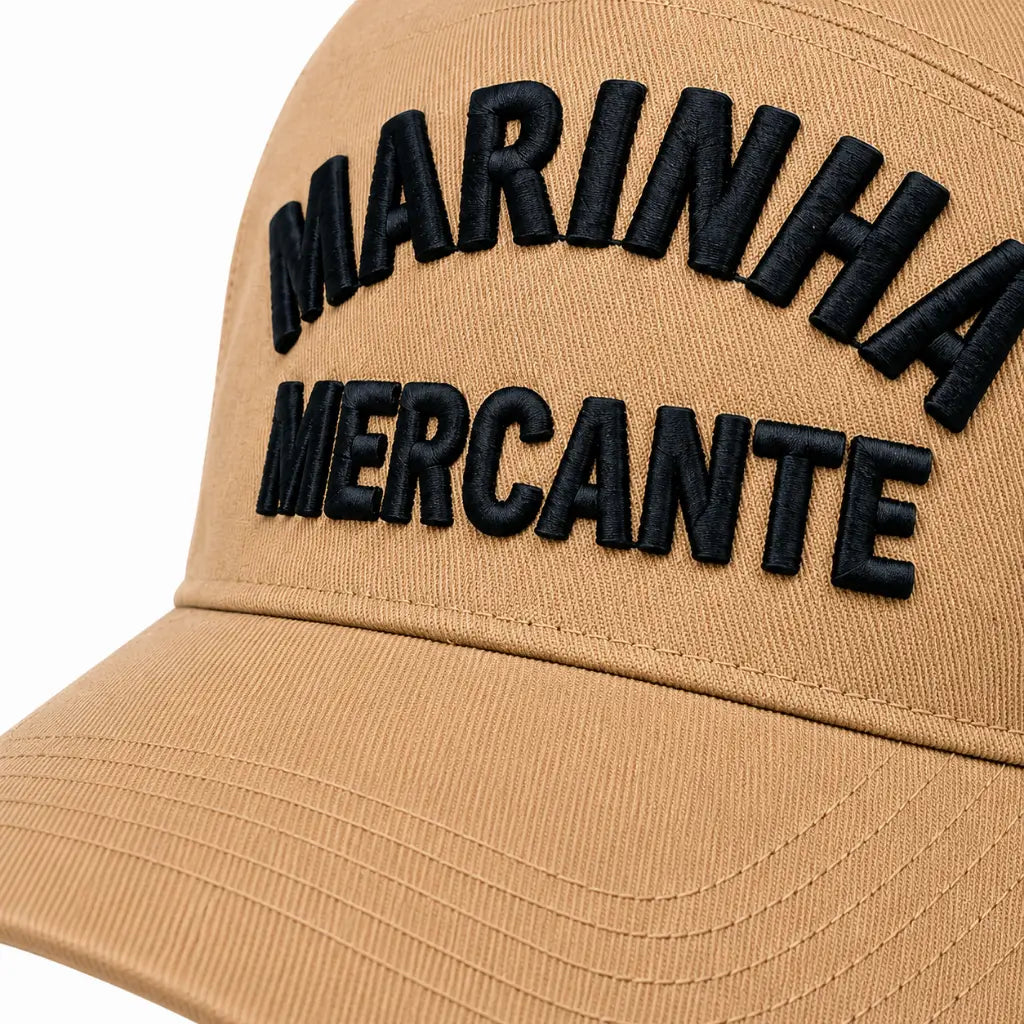 Boné bege com textura listrada, visor curvado e bordado Marinha Mercante preto