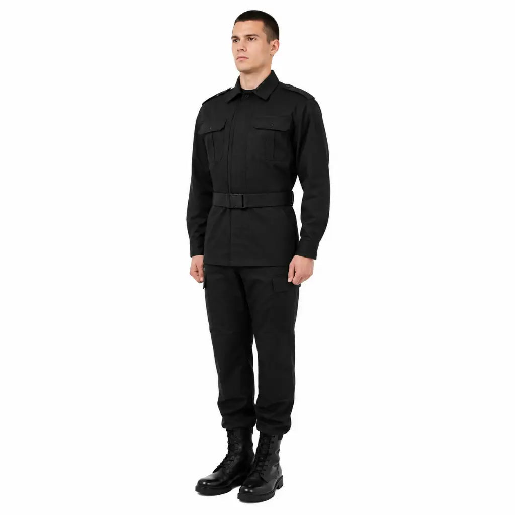 Homem com uniforme militar preto usando Cinto Para Calça Preto na cintura