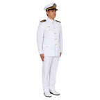 Jovem oficial da marinha em uniforme branco, boné com insígnia dourada, visto em perfil