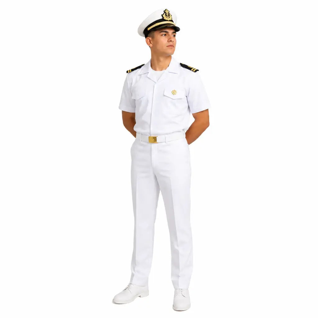 Jovem em uniforme naval branco com boné e insígnia