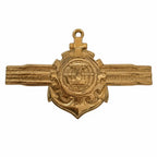 Distintivo dourado circular com borda irregular lembrando engrenagem e laço superior
