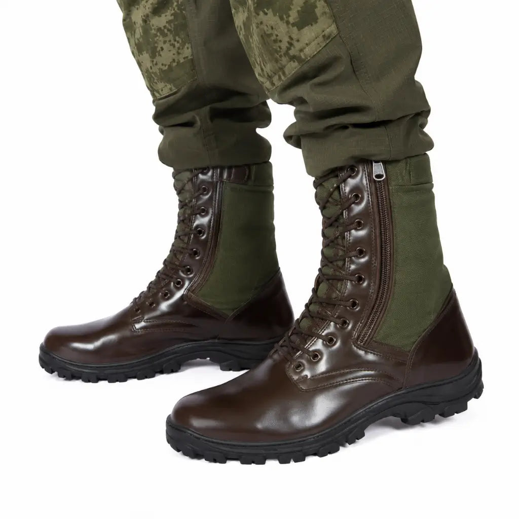 Coturno alto marrom com cadarços e zíper lateral, verde militar