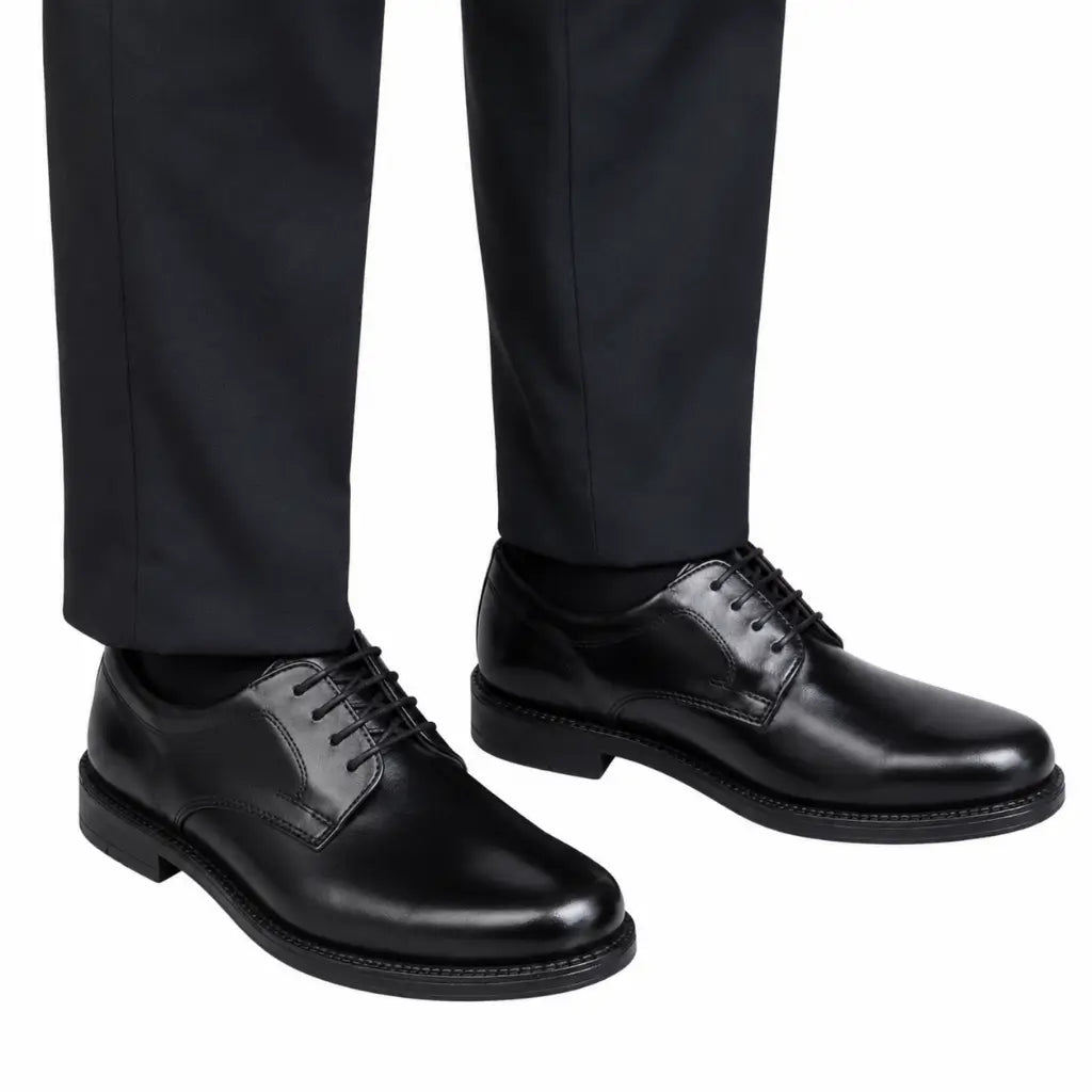Sapatos derby pretos de couro com cadarços, look formal