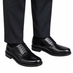 Sapatos derby pretos de couro com cadarços, look formal