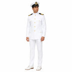 Homem em uniforme naval branco com chapéu branco, faixa preta e emblema dourado