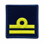 Emblema retangular azul escuro com círculo amarelo acima de duas barras horizontais