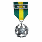 Medalha com fita verde e amarela, três estrelas prateadas na seção superior