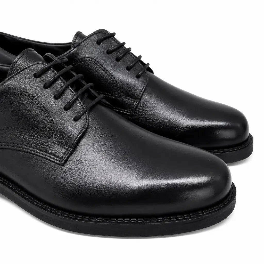 Par de sapatos sociais pretos em couro liso com cadarços e ponta alongada