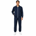 Homem usando conjunto azul marinho com jaqueta de zíper central e listras brancas.