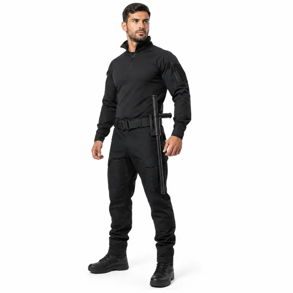 Homem em uniforme tático preto com Belica porta tonfa preta presa ao cinto